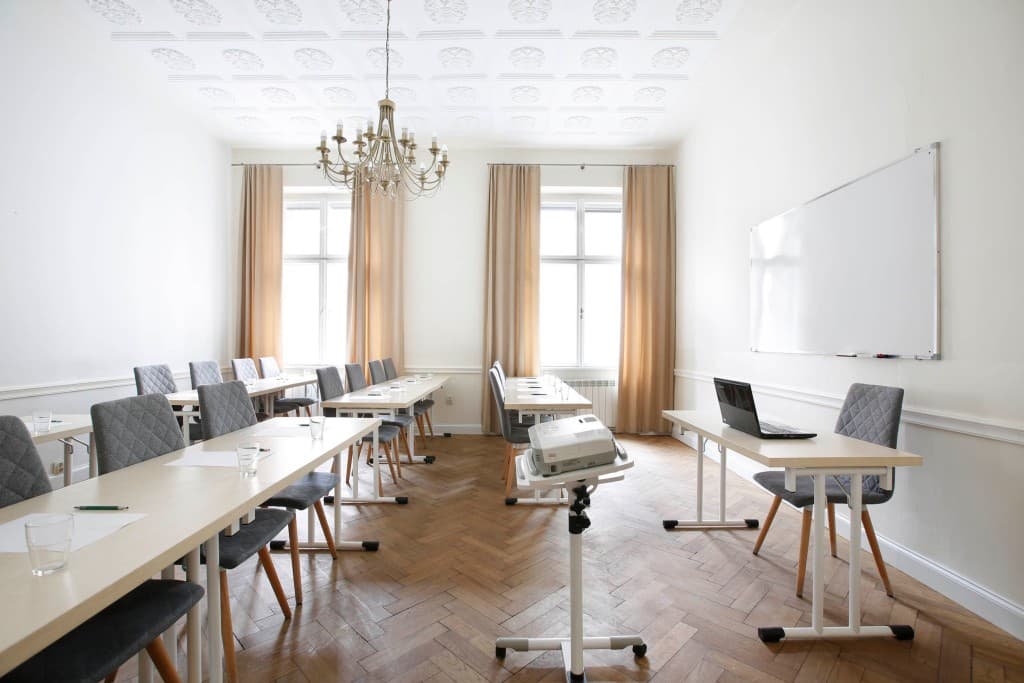 Sala szkoleniowa z tablicą i projektorem w centrum Krakowa